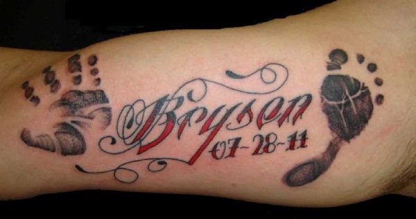 Napisy tatuażowe na ramionach dziewcząt. Zdjęcia, szkice po łacinie z tłumaczeniem, znaczenie