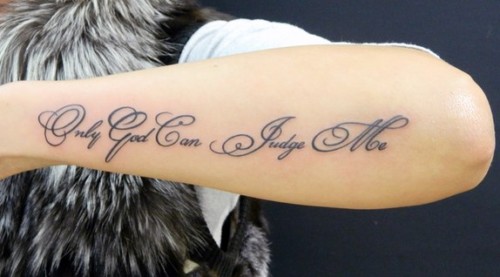 Napisy tatuażowe na ramionach dziewcząt. Zdjęcia, szkice po łacinie z tłumaczeniem, znaczenie